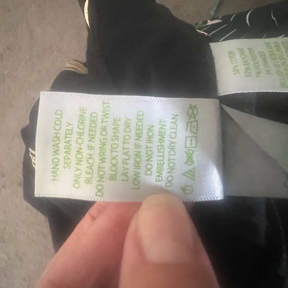 Lilly Pulitzer pants. Beautiful gold detail on the sides. Size 2 - Picture 8 of 8